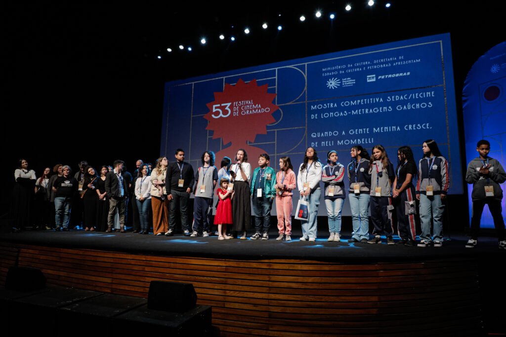 Equipe e personagens no palco do festival de Gramado em 2025