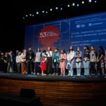 Equipe e personagens no palco do festival de Gramado em 2025