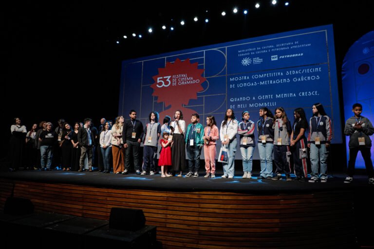 Equipe e personagens no palco do festival de Gramado em 2025